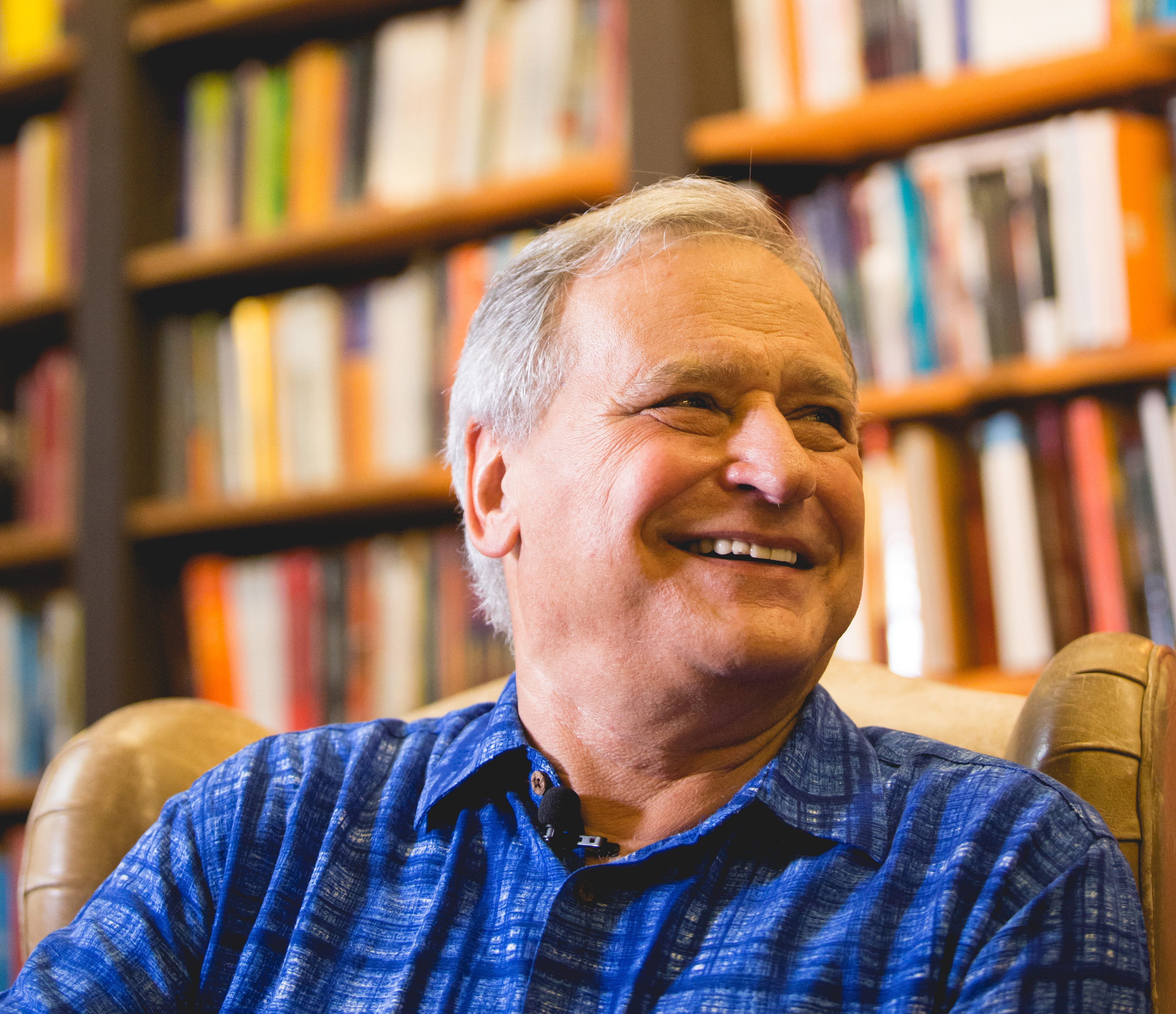foto colorida de Iko Minev sorrindo
